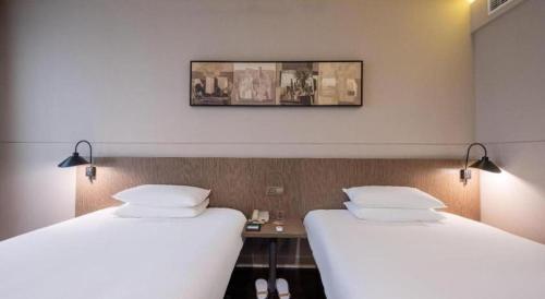 Katil atau katil-katil dalam bilik di Jinjiang Inn Select Heze Wanxiang Plaza Guiling Road