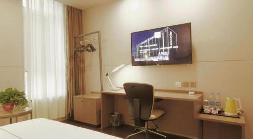 Televisyen dan/atau pusat hiburan di Jinjiang Inn Select Heze Wanxiang Plaza Guiling Road