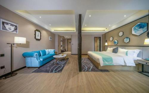 a hotel room with a bed and a blue chair at Xana Lite Hotelle Yan'an Baota Mountain in Yan'an