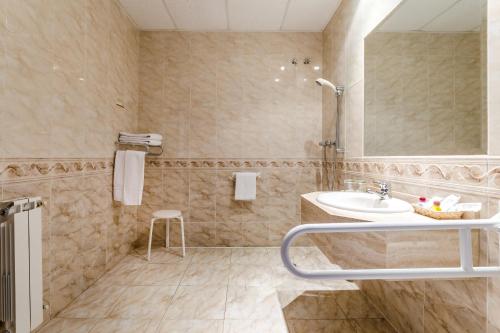 a bathroom with a sink and a mirror at Roma Aurea in Talavera de la Reina