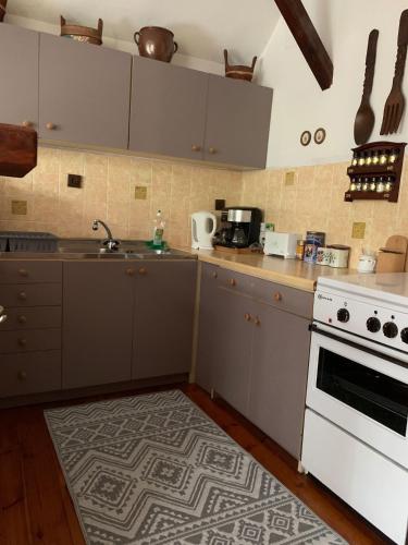 Dapur atau dapur kecil di Residence in Masuria with the charm of an old-fashioned house and sophisticated silk paintings gallery