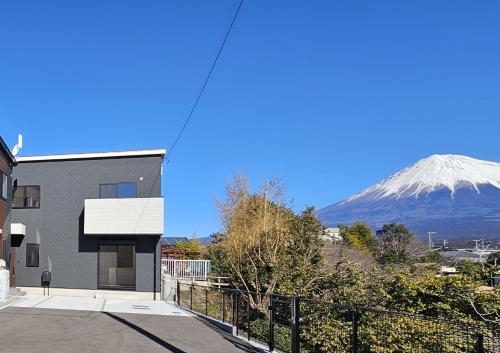 アパートメントから撮影された、または一般的な山の景色