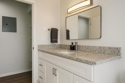 Gambar di galeri bagi Modern Downtown 1BR Stay in Downtown Royal Oak di Royal Oak