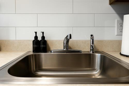 Gambar di galeri bagi Modern Downtown 1BR Stay in Downtown Royal Oak di Royal Oak