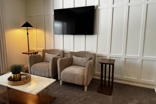 Televisyen dan/atau pusat hiburan di Modern Downtown 1BR Stay in Downtown Royal Oak