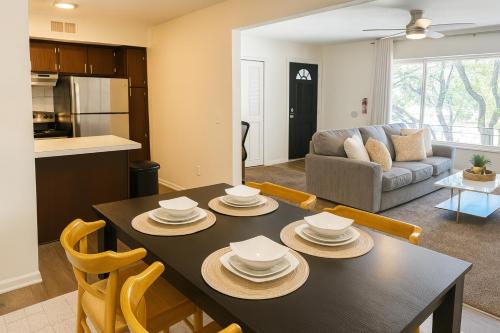 Dapur atau dapur kecil di Modern Downtown 1BR Stay in Downtown Royal Oak