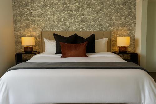 Katil atau katil-katil dalam bilik di Modern Downtown 1BR Stay in Downtown Royal Oak