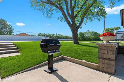Taman di luar Modern Downtown 1BR Stay in Downtown Royal Oak