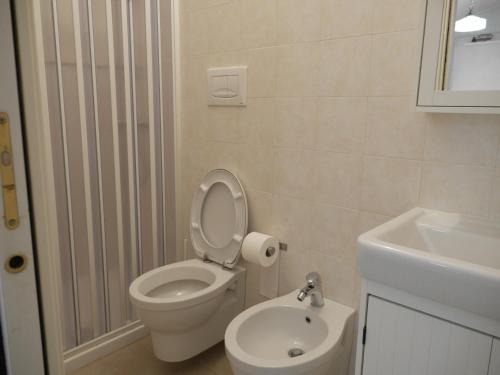 ポリニャーノ・ア・マーレにあるLa Conchiglia Domusの白いバスルーム(トイレ、シンク付)