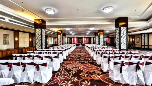 Un restaurante u otro lugar para comer en Regenta Central Klassik Ludhiana, Model Town