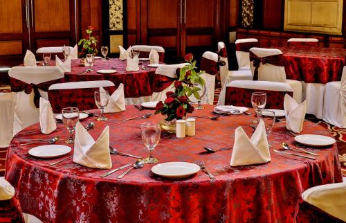 Un restaurante u otro lugar para comer en Regenta Central Klassik Ludhiana, Model Town