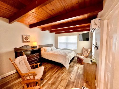 Ένα ή περισσότερα κρεβάτια σε δωμάτιο στο Cottage 34, Coconut Cottage - Dora Canal Court - a downtown, waterfront community