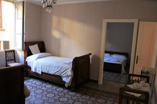 a bedroom with two beds and a mirror at Bed & Breakfast Dèco in Torno
