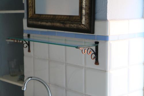 a bathroom with a mirror on the wall and a sink at Bed & Breakfast Dèco in Torno