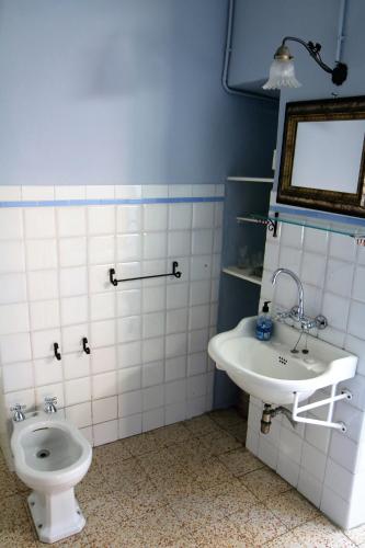 a bathroom with a toilet and a sink at Bed & Breakfast Dèco in Torno