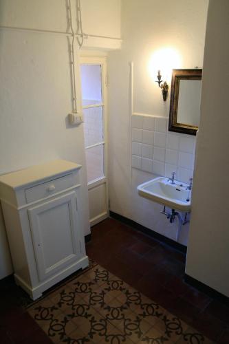 a white bathroom with a sink and a mirror at Bed & Breakfast Dèco in Torno