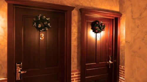 two doors in a hallway with wreaths on them at Hotel Rural La Cabrera in Robledo del Buey
