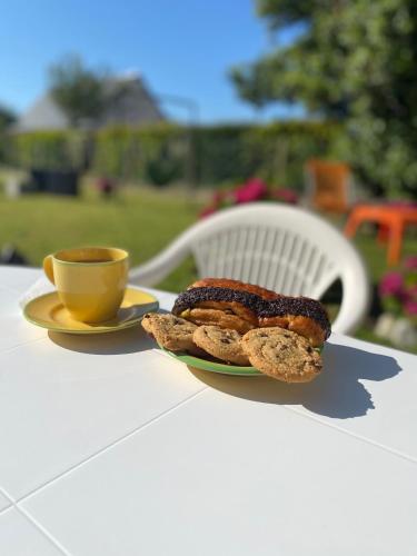 un sandwich et une tasse de café sur une table dans l'établissement Appartement 2 chambres et cuisine VIERVILLE-SUR-MER,plage du Débarquement, à Vierville-sur-Mer