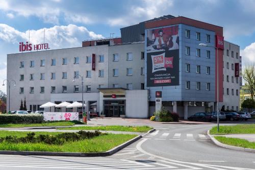 a building with a large sign on the side of it at Ibis Częstochowa in Częstochowa