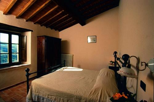 a bedroom with a bed and a window at Le Piane in Castiglione dʼOrcia