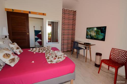 Postel nebo postele na pokoji v ubytování Poz Lagon - chambre d'hôtes - Bungalow pour 2 personnes - Jacuzzi privatif - petit déjeuner - Vue sur le lagon