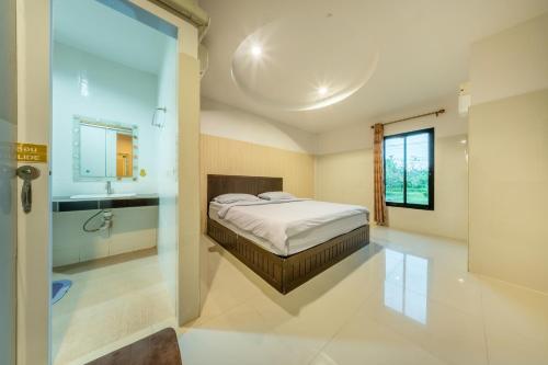 - une chambre avec un lit, une douche et un lavabo dans l'établissement U Resort Nakhon Ratchasima, à Nakhon Ratchasima