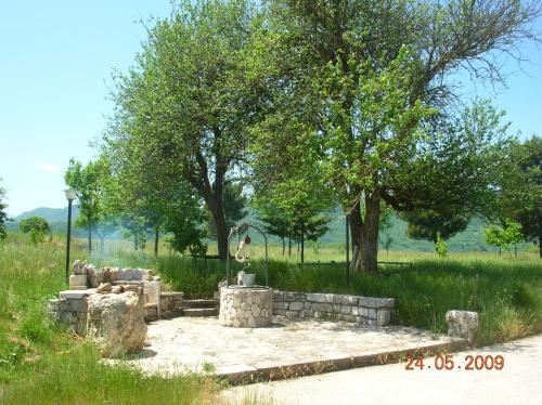 a garden with a statue in the middle of a field at Casino Tonti Iarussi in Forlì del Sannio