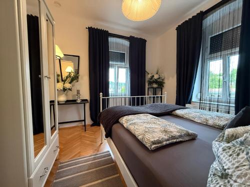 sypialnia z dwoma łóżkami i lustrem w obiekcie Villa Komposch - adults only w mieście Reifnitz