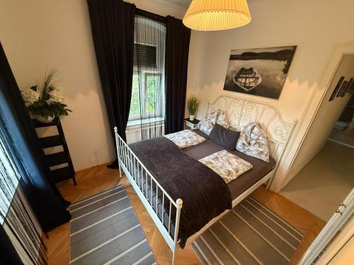 a bedroom with a bed in a room with a window at Villa Komposch - adults only in Reifnitz