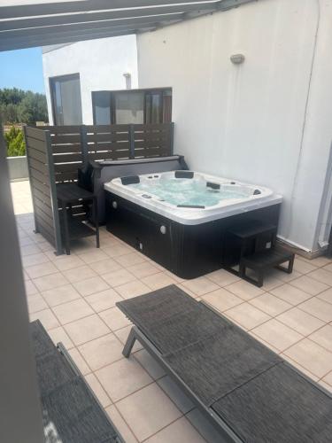 Ledakis House with Jacuzzi