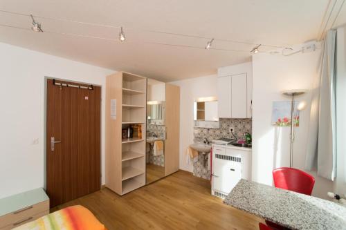 Una cocina o zona de cocina en Chesa Quadrella Zimmer mit Küchenzeile inklusive Bergbahnen im Sommer-ausser Studio