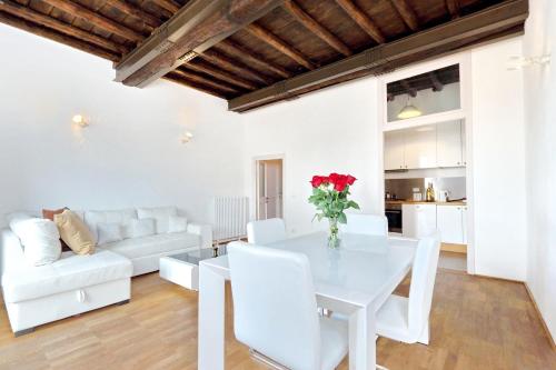 a white living room with a white table and white chairs at Pantheon - Argentina Luxury in Rome