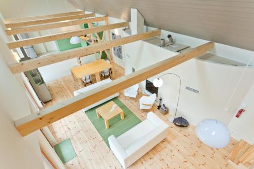 einen Blick über ein Wohnzimmer mit weißen Möbeln in der Unterkunft Irota EcoLodge in Irota