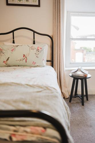 Postel nebo postele na pokoji v ubytování Charming Cotswolds Retreat in the Heart of Dursley