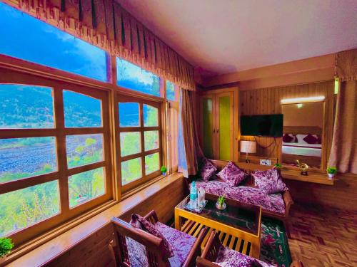 TV a/nebo společenská místnost v ubytování Princess Hill Resort, Manali
