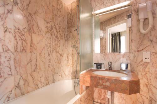 Koupelna v ubytování Hôtel Albert 1er Paris Lafayette