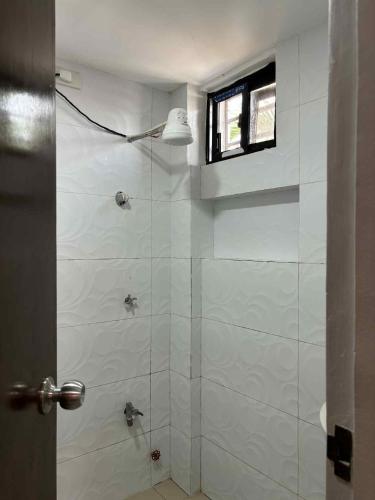 Un baño de Kazoku Hostel