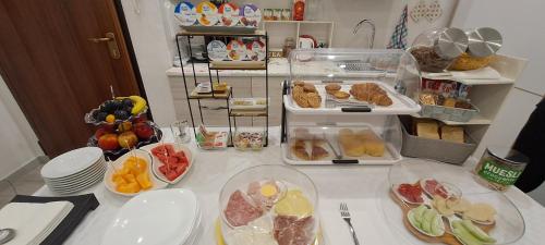 オートラントにあるbiRose B&B Affittacamereのたくさんの食べ物の皿が置かれたテーブル