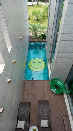 an overhead view of a swimming pool in a building at Eudaimonia Poolvilla Jeju 에다모니아 함덕풀빌라 in Jeju