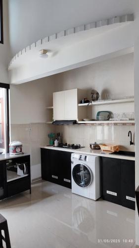 Η κουζίνα ή μικρή κουζίνα στο Modern Minimalist House Semarang
