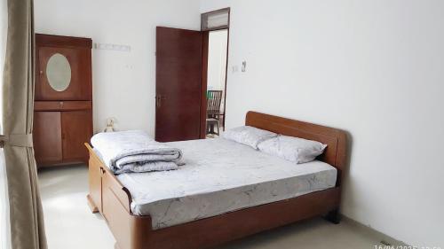 Ένα ή περισσότερα κρεβάτια σε δωμάτιο στο Modern Minimalist House Semarang