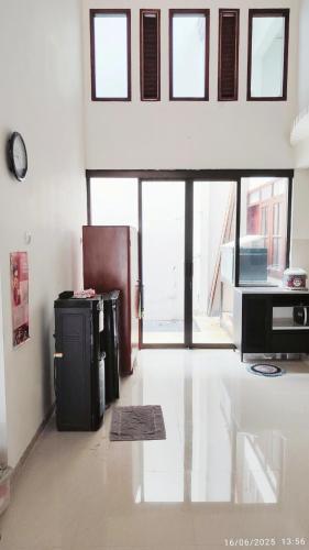 Η κουζίνα ή μικρή κουζίνα στο Modern Minimalist House Semarang