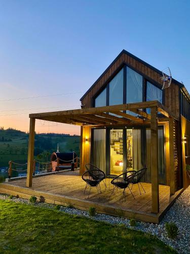 una casa con una terraza con dos sillas en Dotyk Tatr, en Rzepiska