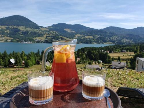 two drinks on a table with a view of a lake at Cabana belvedere (VIS) in Colibiţa