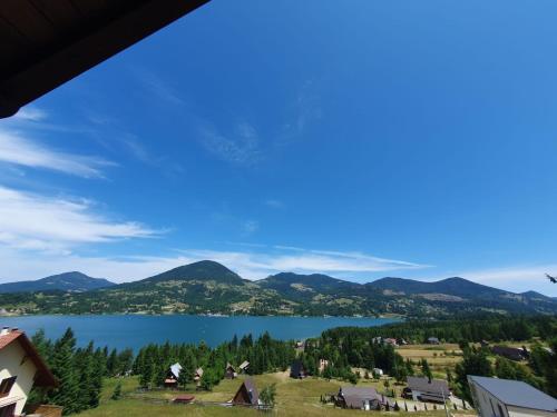 a view of a lake and mountains at Cabana belvedere (VIS) in Colibiţa