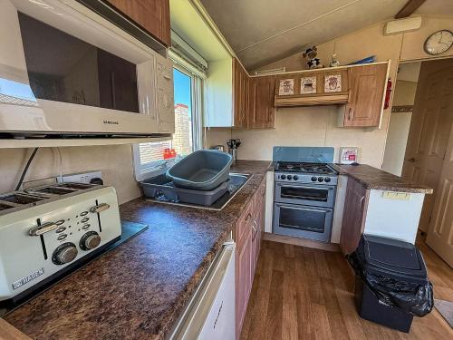 Gallery image of Lovely 6 Berth Caravan At Naze Marine Holiday Park In Essex Ref 17003C in Walton-on-the-Naze