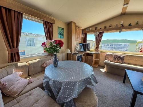 Gallery image of Lovely 6 Berth Caravan At Naze Marine Holiday Park In Essex Ref 17003C in Walton-on-the-Naze