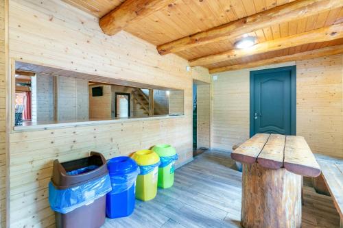 ザルネシュティにあるResort 7 Crai - Cabana Tamasのベンチとゴミ箱のある木造の小屋