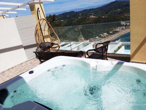 jacuzzi na balkonie z widokiem w obiekcie Zeus Throne Suites w mieście Afionas