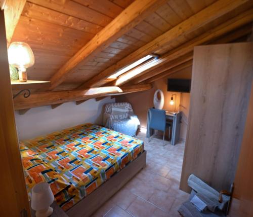 Postel nebo postele na pokoji v ubytování Cocò House, mansarda vista mare